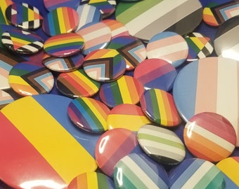 Queer Gear - Spille Pride, bandiera a scelta - 1, 1,5 e 2,25 pollici