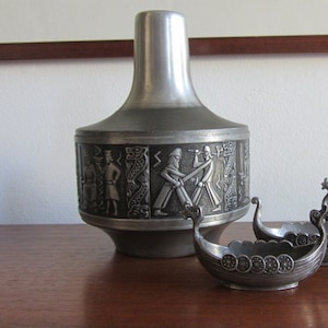ASTRI HOLTHE - Norsk - Vaso vintage in peltro - Decorato con scene medievali di vichinghi e simboli nordici - Prodotto in Norvegia - Anni &#39;60