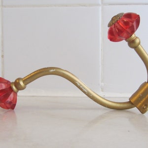 A parete vintage kitch grande cappello e cappotto gancio, in metallo dorato verniciato con testate di fiore di plastica rosso - realizzato nel 1960