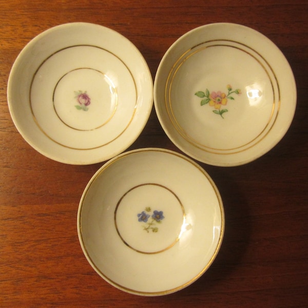 PORTUGUESE VINTAGE - "Electrocerâmica do Candal" - Conjunto Art Déco de três mini taças de porcelana - Fabricado em Vila Nova de Gaia, Portugal - década de 1930