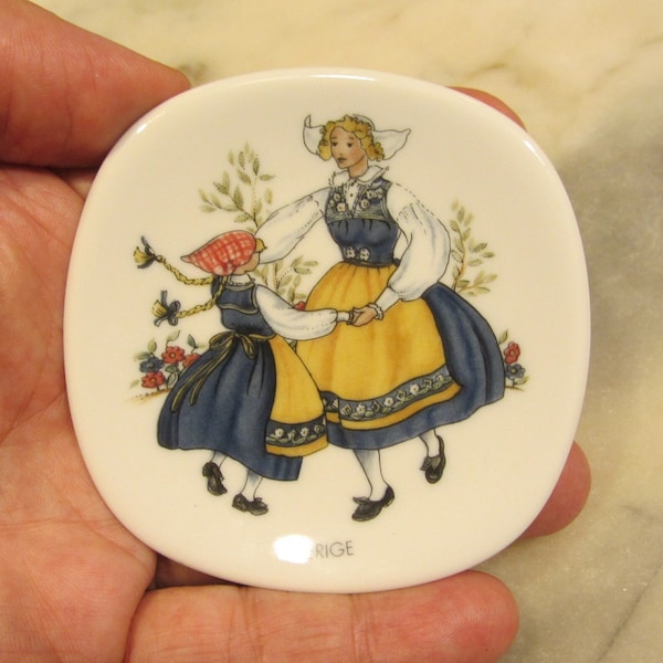RORSTRAND - Souvenir porcelain Pin Dish/Mini Plate with dancing girls in Swedish folk costumes - Made in Sweden - 1980s