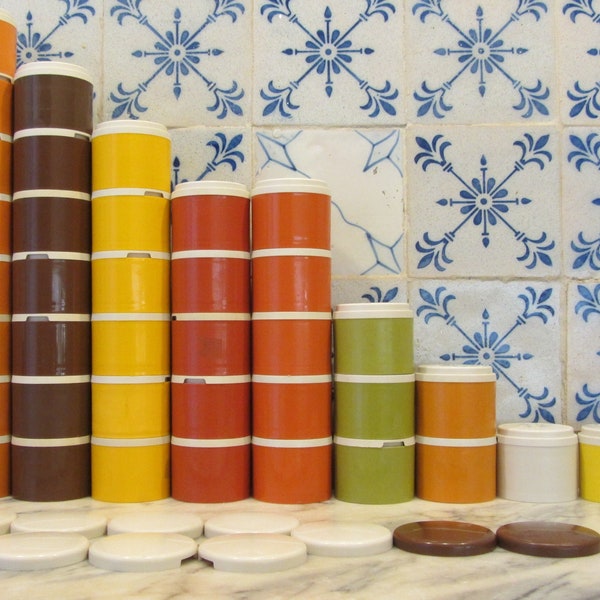 TUPPERWARE - Pots à épices empilables en plastique « 1308 » et couvercles supérieurs « 1310 » - Tours de conteneurs aux couleurs d'automne - Fabriqués au Portugal - Années 1970