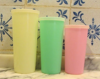 TUPPERWARE - Set of three plastic Beakers/Drinking cups/Tumblers in pastel colors with clear Lids - Made in Great Britain - 1950s