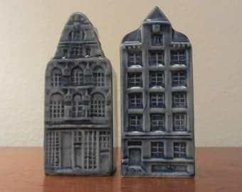 Vintage set of two handpainted "Delfts Blauw" ceramic/porcelain miniature canal houses Salt and Pepper Shakers - Made in Holland - 1980s