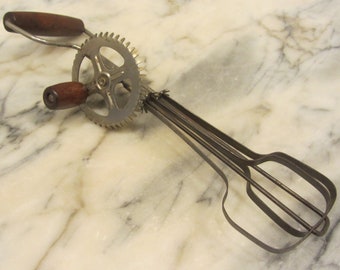 SKY-LINE - Vintage metal centre drive hand Beater/Mixer with a plain wood side turning knob and a top handle - Made in England - 1940s