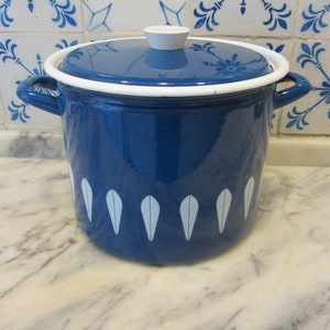 PORTUGESE VINTAGE - Geëmailleerde metaalblauwe grote pan met deksel - Decoratie vergelijkbaar met &quot;Cathrineholm&#39;s lotus&quot; - Made in Portugal - jaren 1960