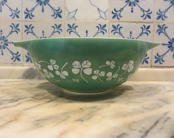 JAJ PYREX - Opaque white glass extra large"Cinderella" Mixing Bowl - Green & white "Clover Leaf" pattern - Made in England - 1960s