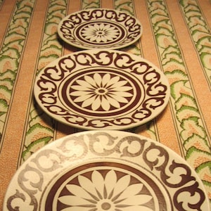EVE MIDWINTER - J & G Meakin Studio - &quot;Maidstone&quot; earthenware series, &quot;Bianca&quot; pattern - Luncheon Plate - Made in Haley, England - 1970s