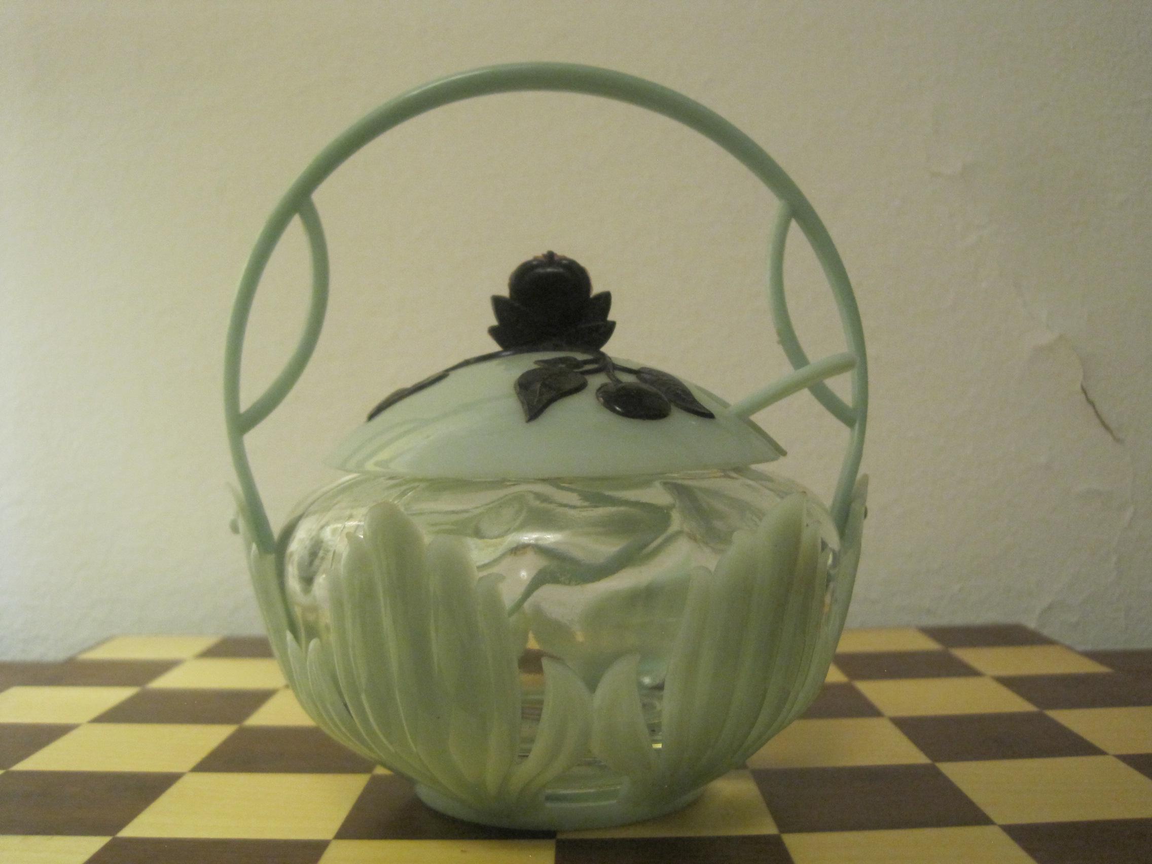 Piccola zuccheriera in argento in stile neoclassico con coperchio con