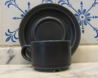 GORAN BACK - Arabia céramique bleu foncé glacé lait Tasse de thé / Tasse à café et soucoupe dans le motif « Korpi » - Made in Finland - 1973