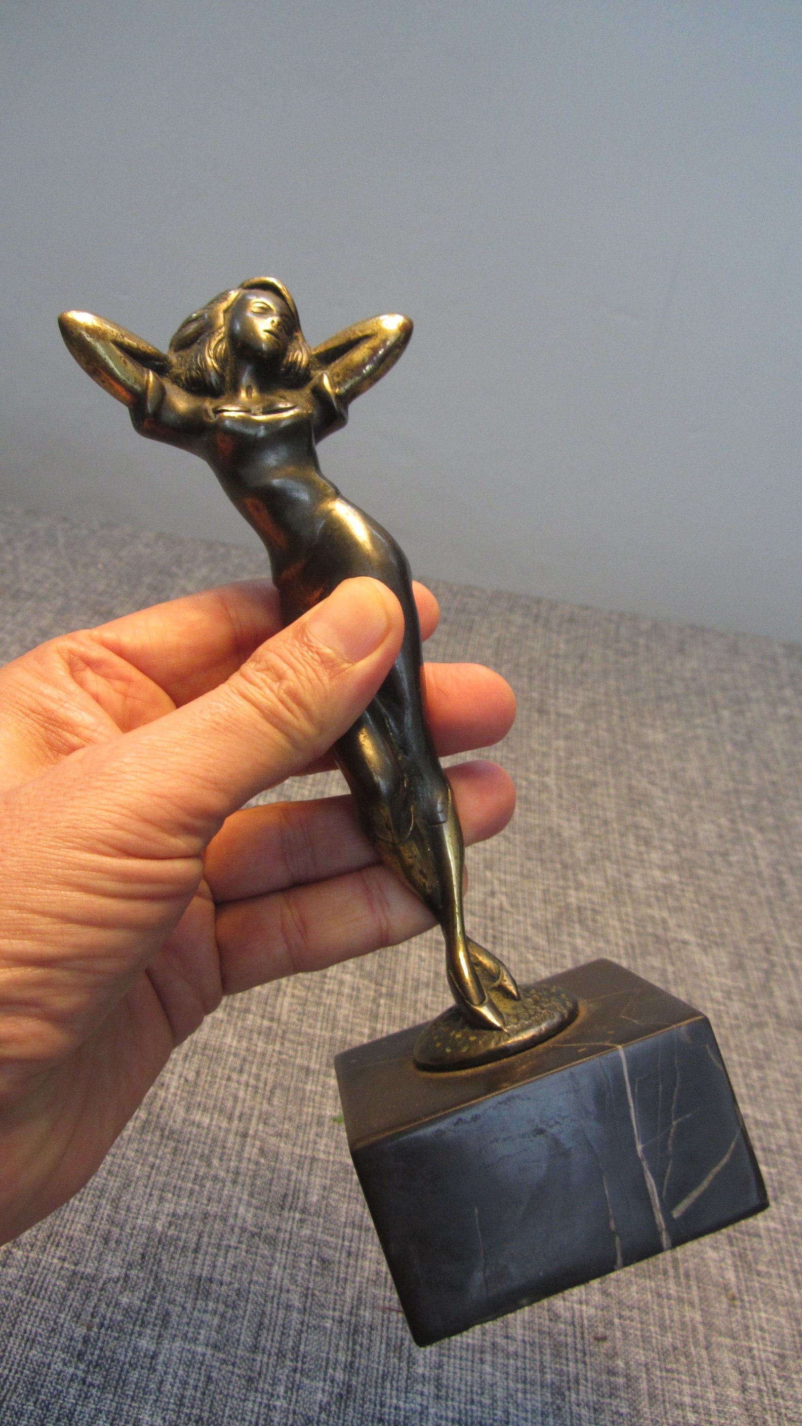 Figurine Pin Up en bronze vintage avec une base en marbre noir - Fabriqué dans les années 1950