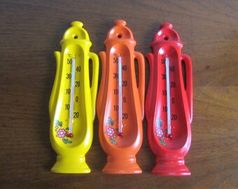 Vintage Pop ceramic kitchen thermometer in the form of a Tea Pot in the original card box - Made in Germany - 1970s
