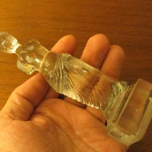 VINTAGE PORTUGUÉS - "Ivima" - Pequeña estatuilla de vidrio transparente de "Venus De Milo" - Fabricada en Marinha Grande, Portugal - Década de 1940