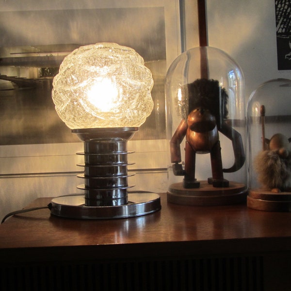 Space-age era Table Lamp with a chrome-plated pedestal base with four rings and a clear textured glass globe lampshade - Made in the 1970s