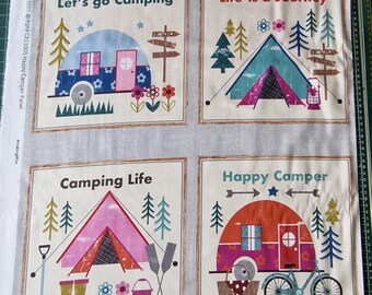 Puede incluir: Un panel de tela con cuatro diseños diferentes con temática de camping. El diseño superior izquierdo presenta una caravana azul y rosa con el texto "Let's go Camping". El diseño superior derecho presenta una tienda de campaña azul y rosa con el texto "Life is a Journey". El diseño inferior izquierdo presenta una tienda de campaña rosa y roja con el texto "Camping Life". El diseño inferior derecho presenta una caravana roja y rosa con el texto "Happy Camper".
