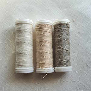 3 carretéis de linha de linho nas cores branco, bege e cinza, com 70 m de comprimento cada, ideais para costura à mão e à máquina, artesanato, renda, bijuteria e bordado. Linen Hit