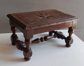 Banco pequeño antiguo de madera tallada con patas torneadas / taburete de carrete de mediados de siglo / soporte para plantas / reposapiés