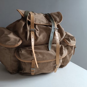 Großer Vintage-Scout-Rucksack von Lafuma / französische Militärtasche / Wandertasche aus Leder aus den 60er Jahren