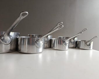 Schitterende set van 6 vintage Tournus steelpannen in dik aluminium en geklonken handgrepen / vintage Frans kwaliteitskeurmerk