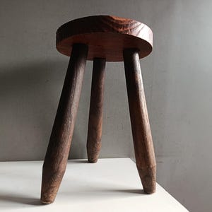 Vintage carved wood stool mid century brutalist / rustic farmhouse primitiv kitchen decor / milking chair / plant stand