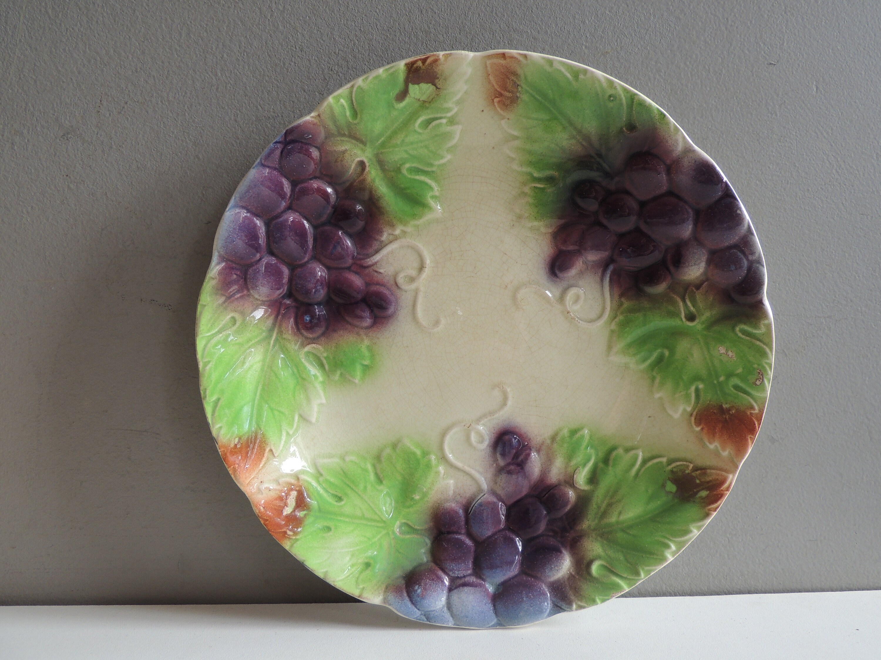 Superbe Assiette Grappes de Raisin en Barbotine d'onnaing 1900/Majolique France