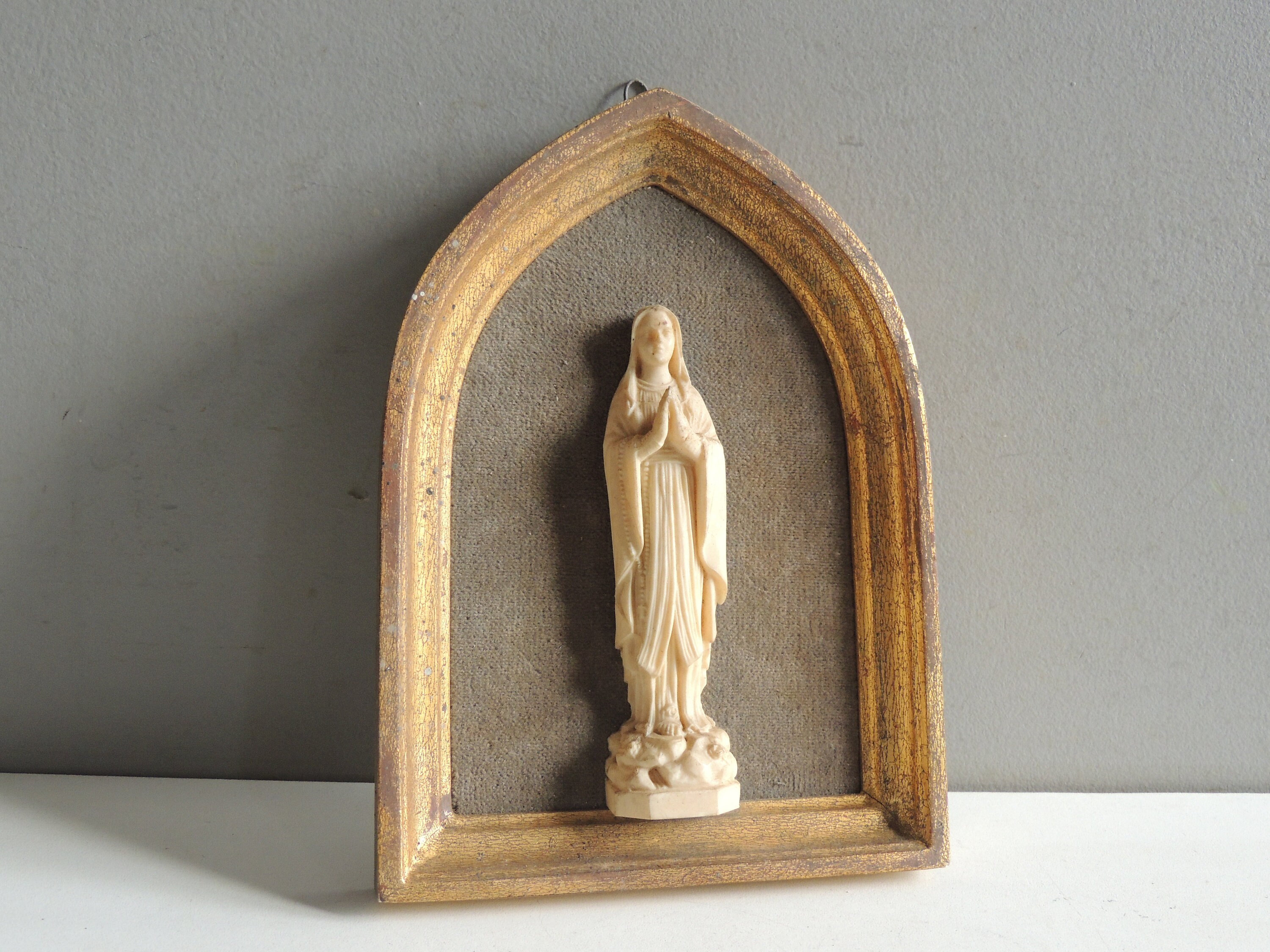 Ancien Oratoire avec Statuette de La Vierge Marie Dans Un Cadre en Bois Doré/Travail Français Décora