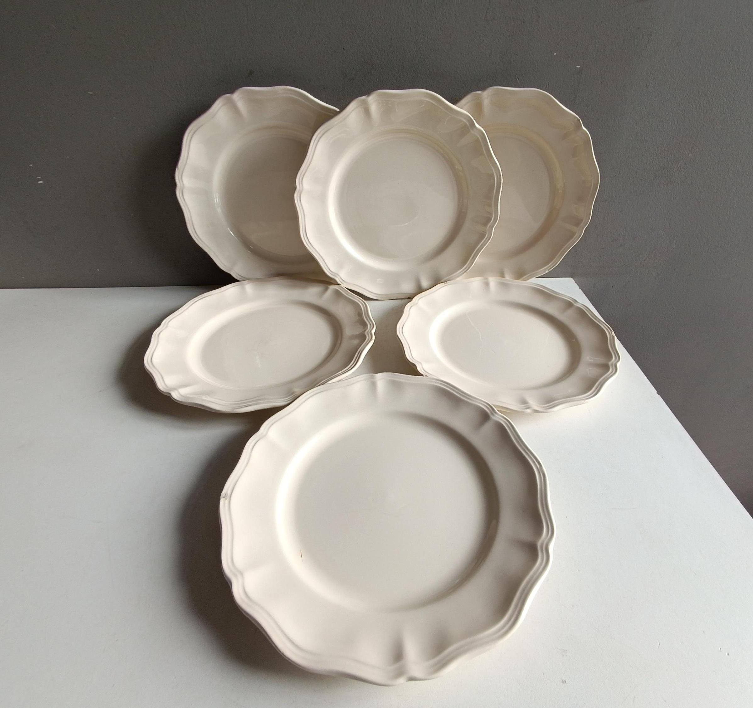 Digoin Sarreguemines 作の白いアイボリークリーム陶器製のスカラップ