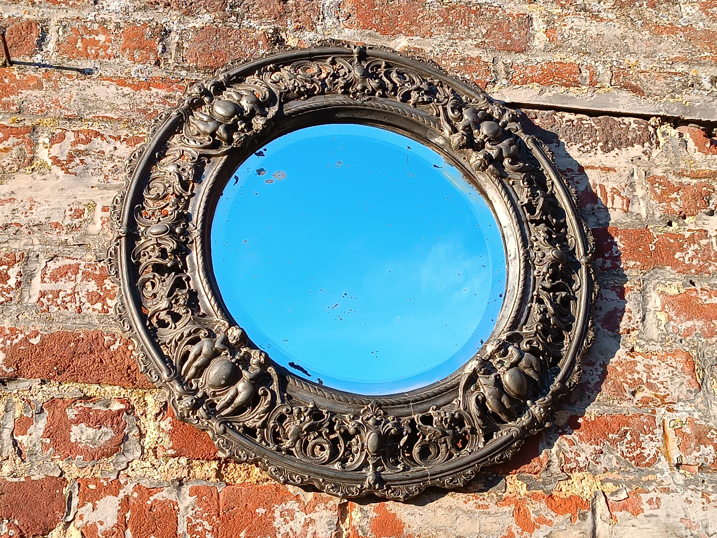 天使の彫刻が施された素晴らしいアンティークの斜面ピューター製ミラー