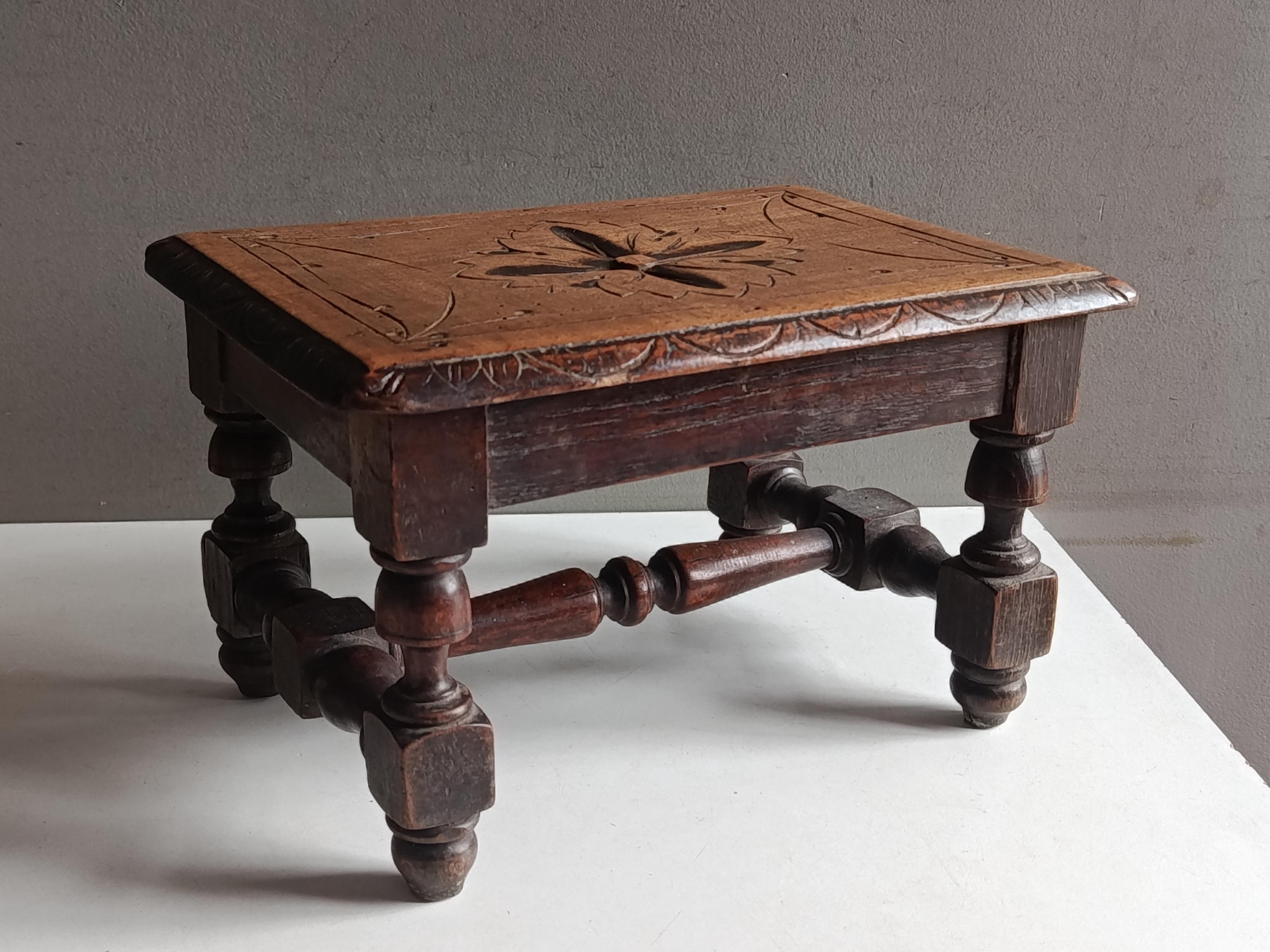 Ancien Petit Banc En Bois Sculpté Pieds Tourné Vintage/Sellette Tabouret Mid Century Bobine Support Plante Repose Pied