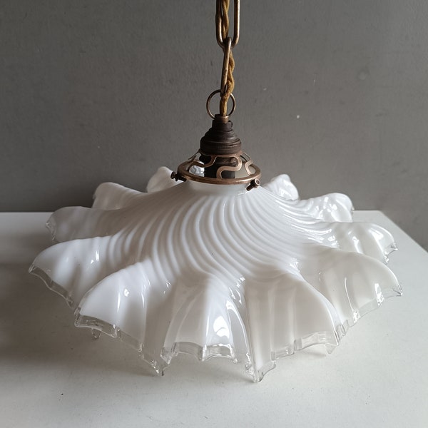 Suspension dentelle luminaire abat-jour lustre vintage en verre opaline 1900 / plafonnier lampe