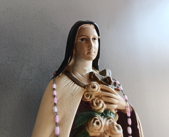 Ancienne grande statue Sainte Thérèse de Lisieux en plâtre polychrome / antique figurine sculpture religieuse Vierge Marie Lourdes chapelet