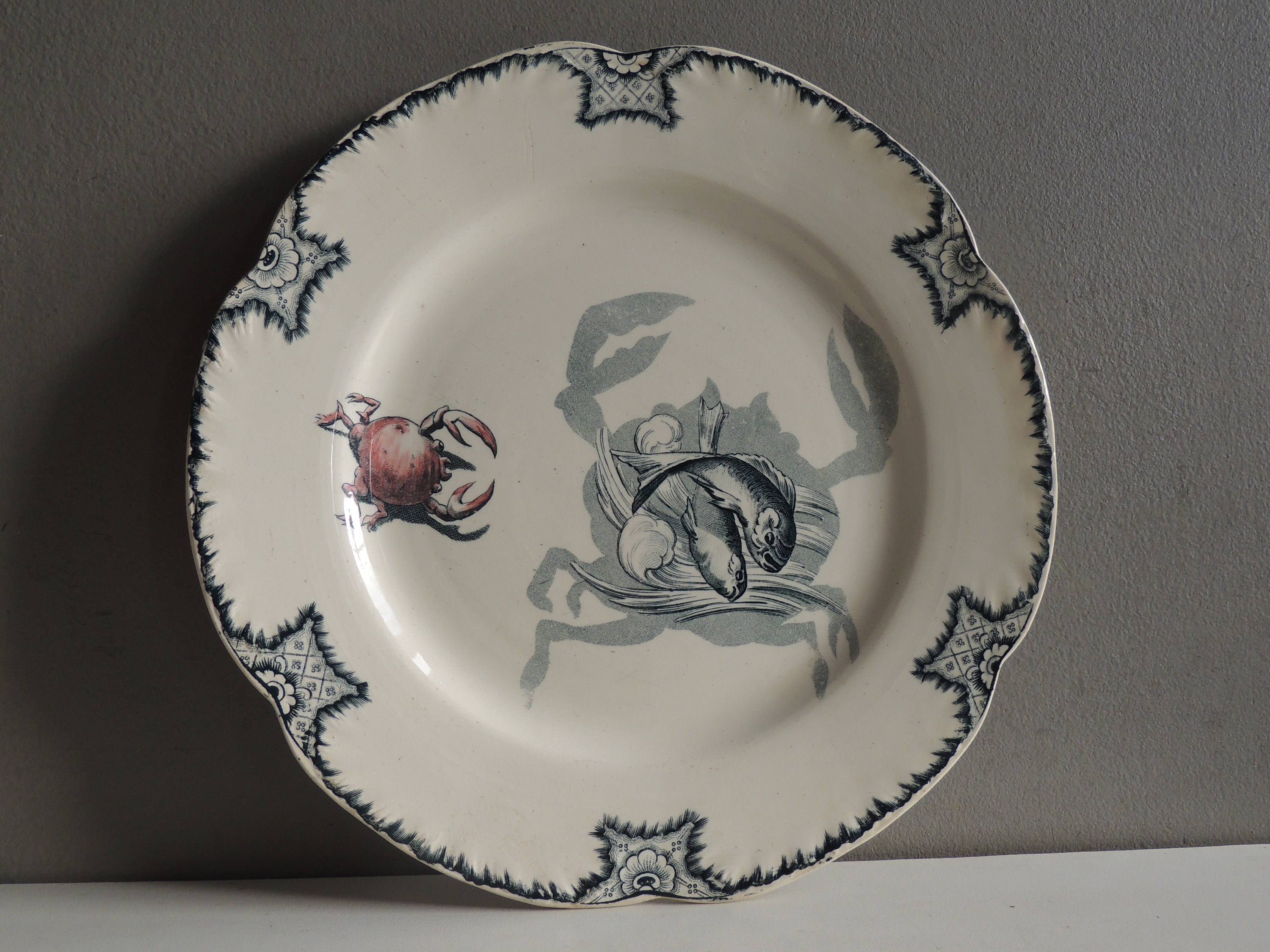 Superbe Assiette en Faïence Céramique de Creil Montereau Silhouettes Xixème à Décor Crustacés et Poi