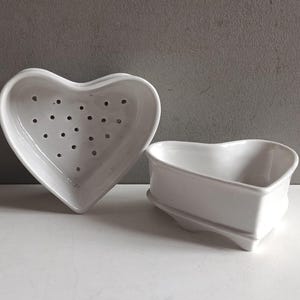 Vintage weiße Porzellan-Käseformen und Abtropfschalen in Herzform / 2er-Set / Käsesieb
