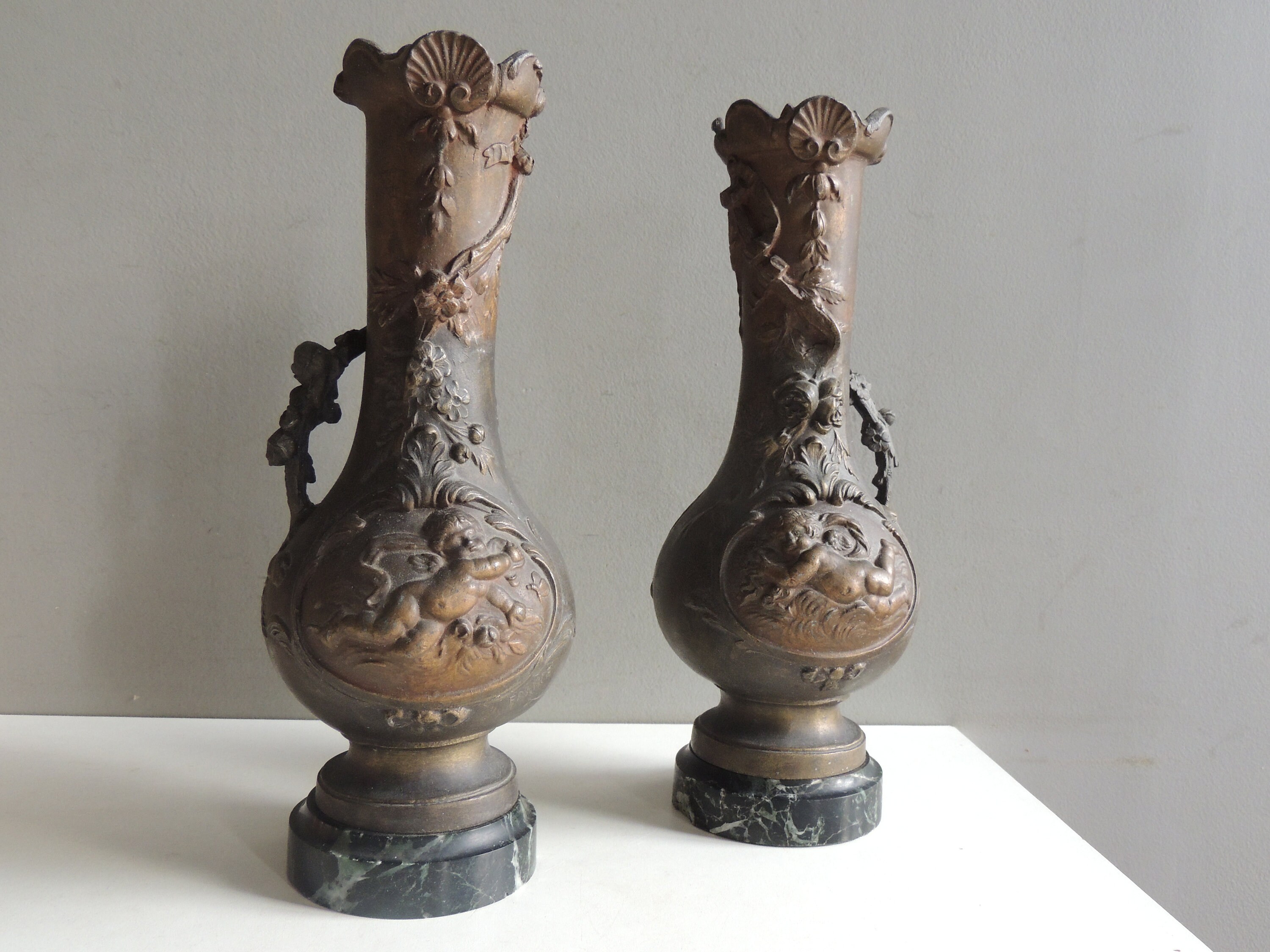 Superbe Ancienne Paire de Vase en Régule Patiné Bronze sur Socle Marbre 1900 Xixéme Décor Angelot Ch