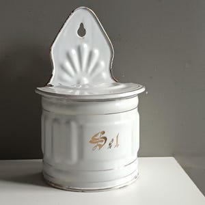 Salero de metal esmaltado blanco con borde dorado, forma acanalada / decoración de cocina vintage shabby chic