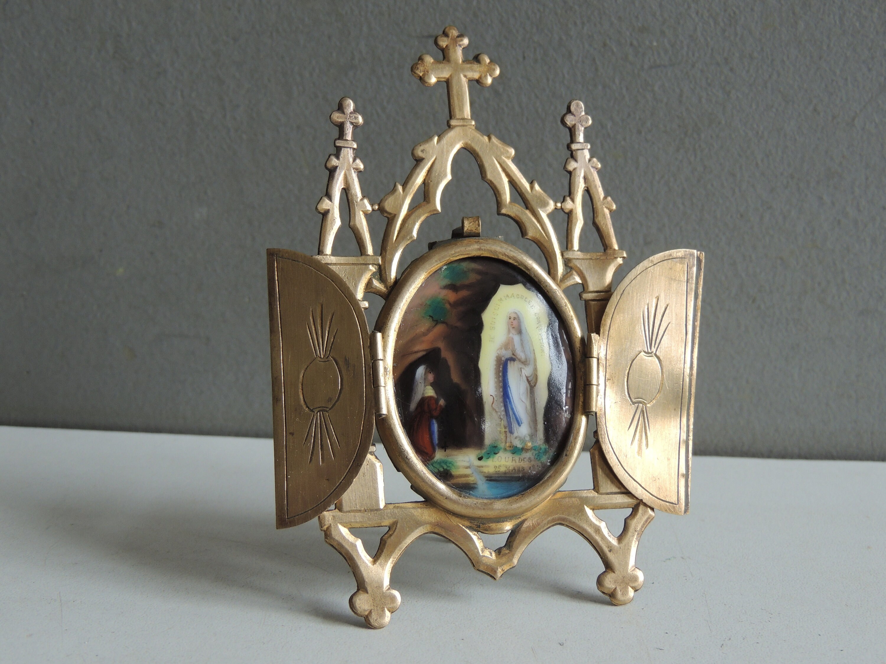 Chapelle Oratoire Triptyque en Métal Doré Médaillon Reliquaire Porcelaine Vierge Marie Apparition Lo