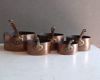 Hervorragendes Set aus 5 verzinnten Kupfertöpfen mit genieteten Messinggriffen, gestempelt "Métaux ouvrés made in France Vesoul"