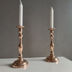 Charmant oud paar kandelaars van messing / vintage shabby chic decoratie