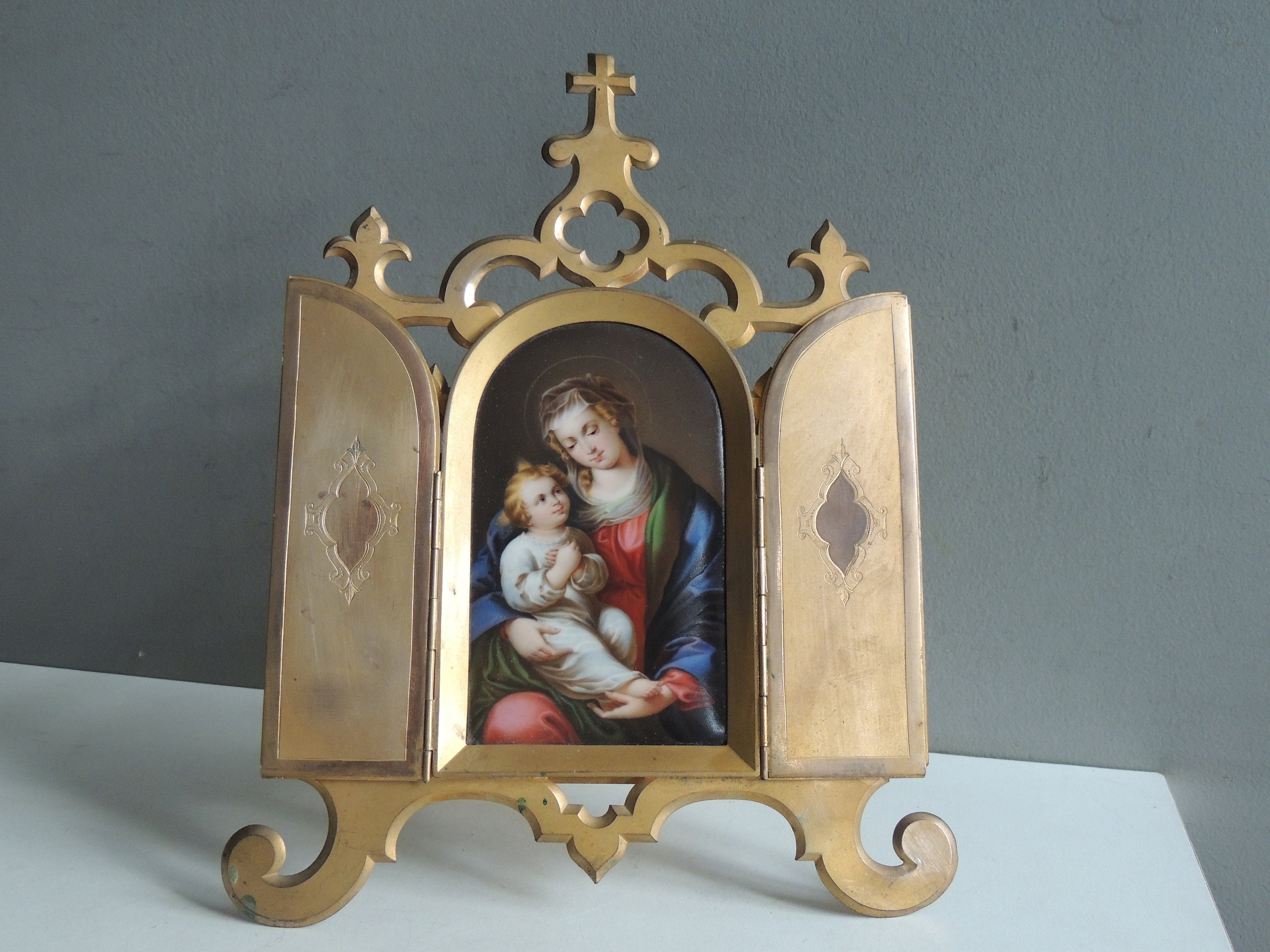 Rare Grande Chapelle Oratoire Triptyque Laiton Médaillon Reliquaire Porcelaine Sainte Vierge Marie J