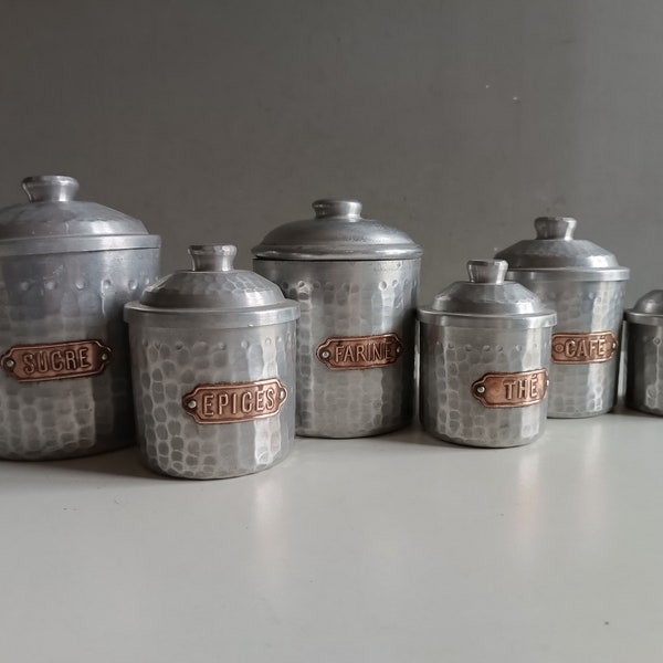 Superbe série de 6 pots à épices en aluminium martelé et petites plaques en cuivre pour le nom des épices / boite cuisine vintage