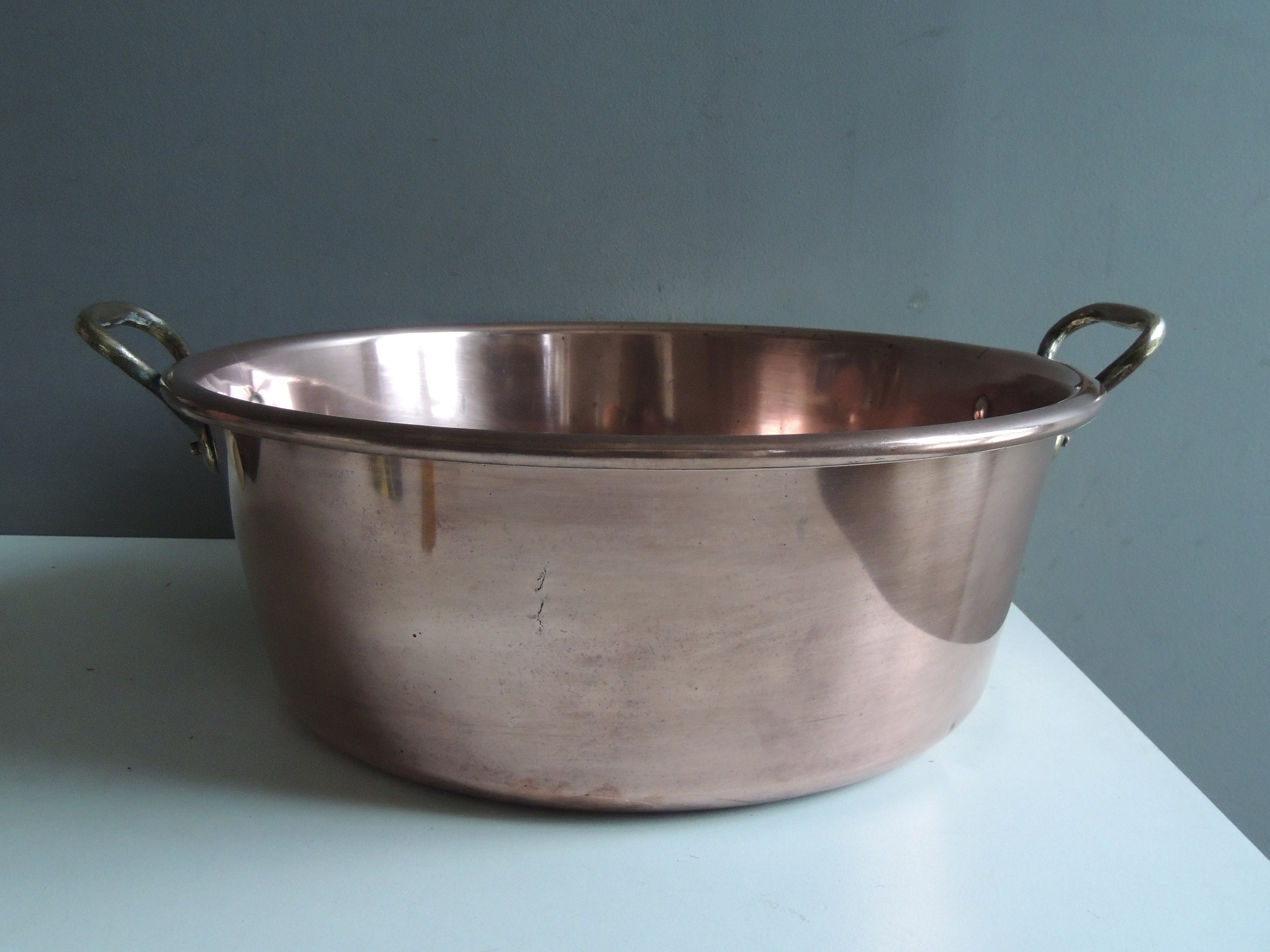 ancienne grande bassine en cuivre à confiture et manche laiton/confiturier casserole chaudron vintage