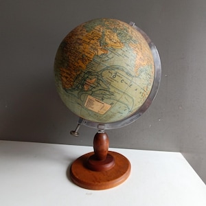 Globo terráqueo vintage de los años 40/50 de J. Forest Paris con base de madera.