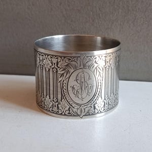 Magnífico servilletero de plata maciza con decoración guilloché estilo Luis XV, circa 1900.