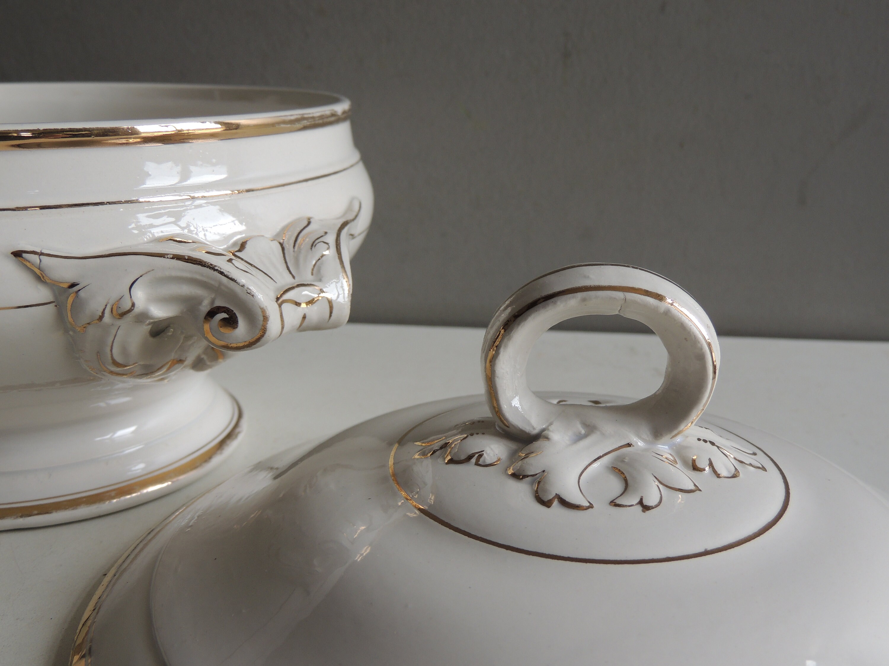 Charmante Ancienne Soupière en Céramique Faïence Blanche et Doré de Sarreguemines & Digoin