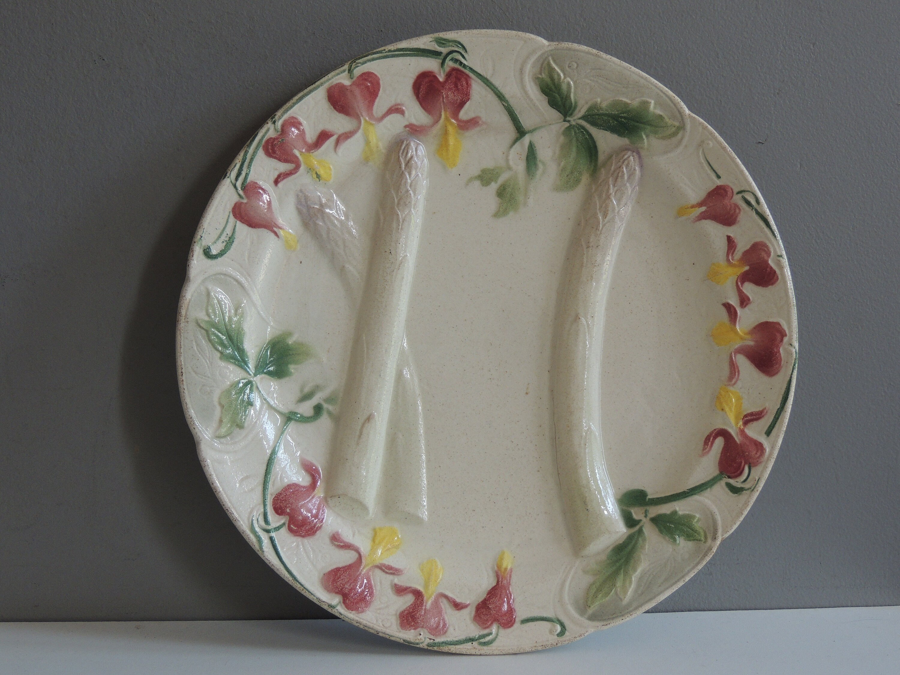 Charmante Assiette ou Plat à Asperges en Barbotine 1900 Art Nouveau/Majolique France