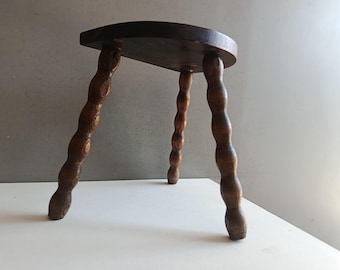 Taburete trípode semicircular de madera vintage de mediados de siglo / taburete de ordeño de granja / soporte para plantas