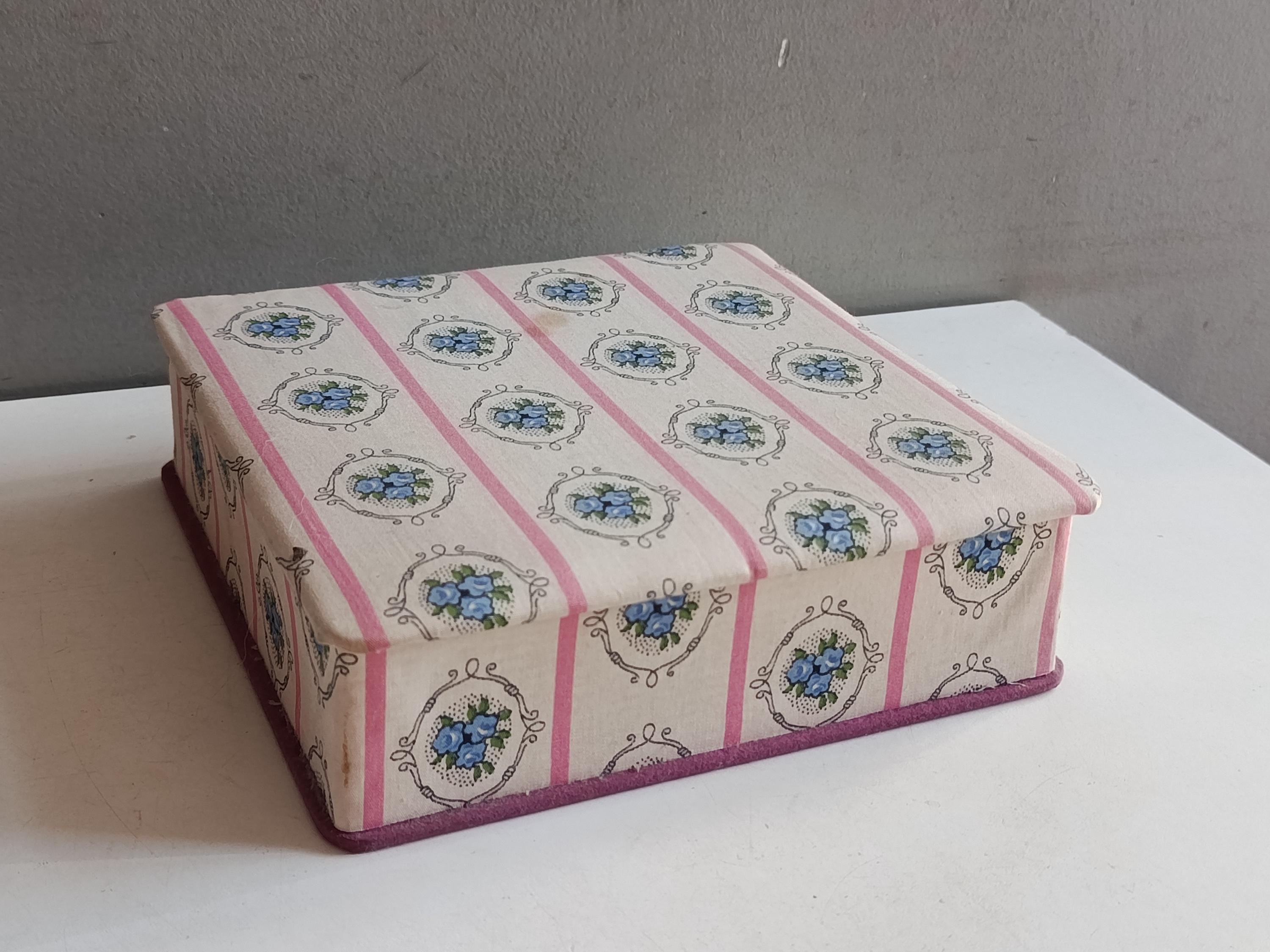 * vintage ornament ୨୧ * ミルク色ガラスの 素敵なリスさん リスの置き物セット りすの置物 リスのポット2品セット