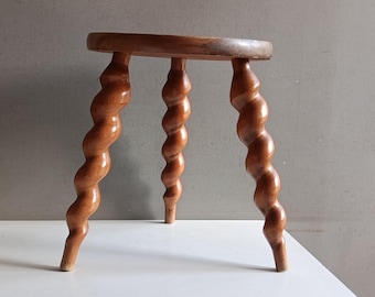 Taburete trípode rústico antiguo de mediados de siglo en madera torneada en espiral / taburete trípode con carrete, estilo casa de campo / soporte para plantas
