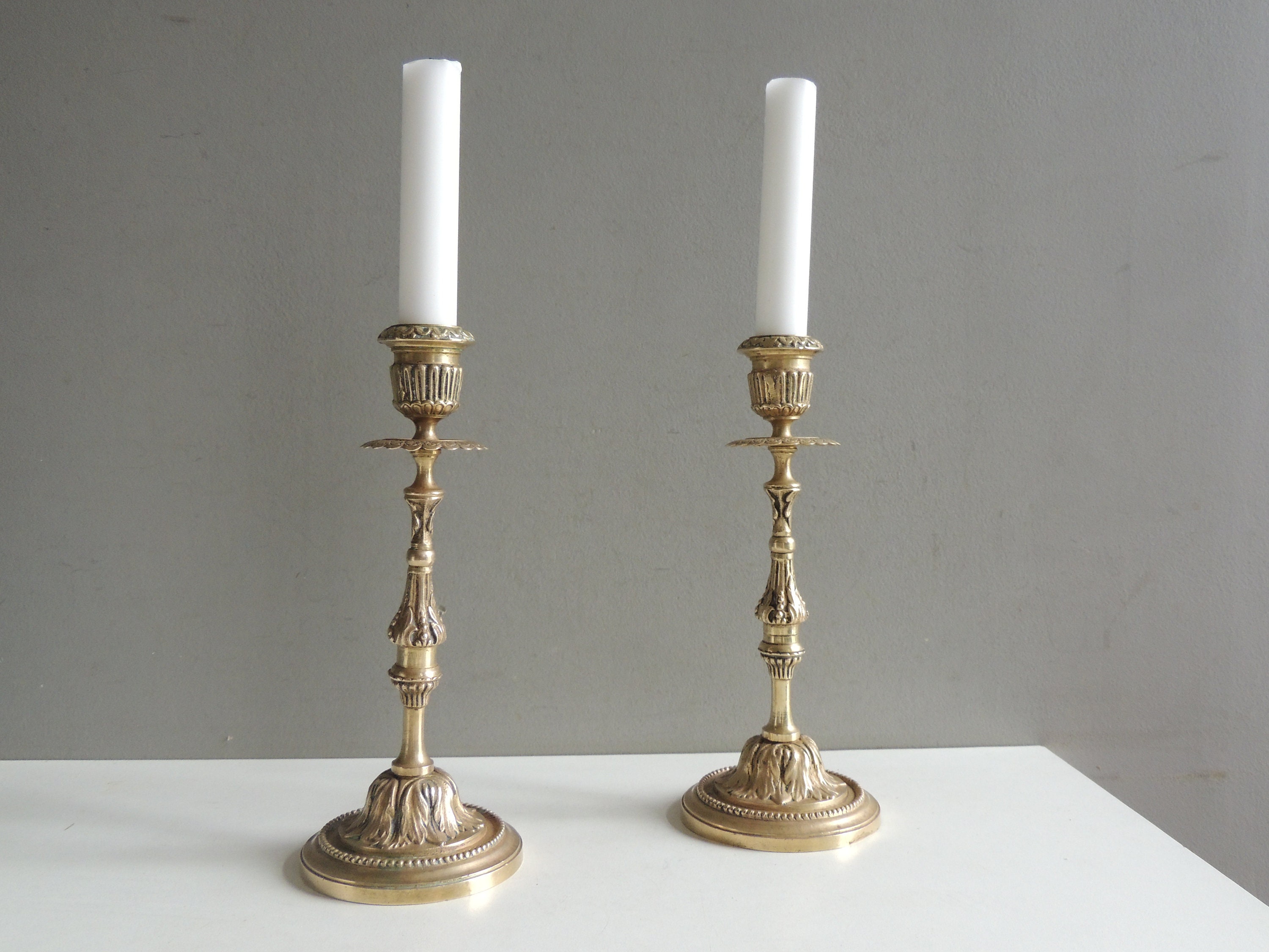 Charmante Ancienne Paire de Bougeoirs Anciens en Bronze Ciselé