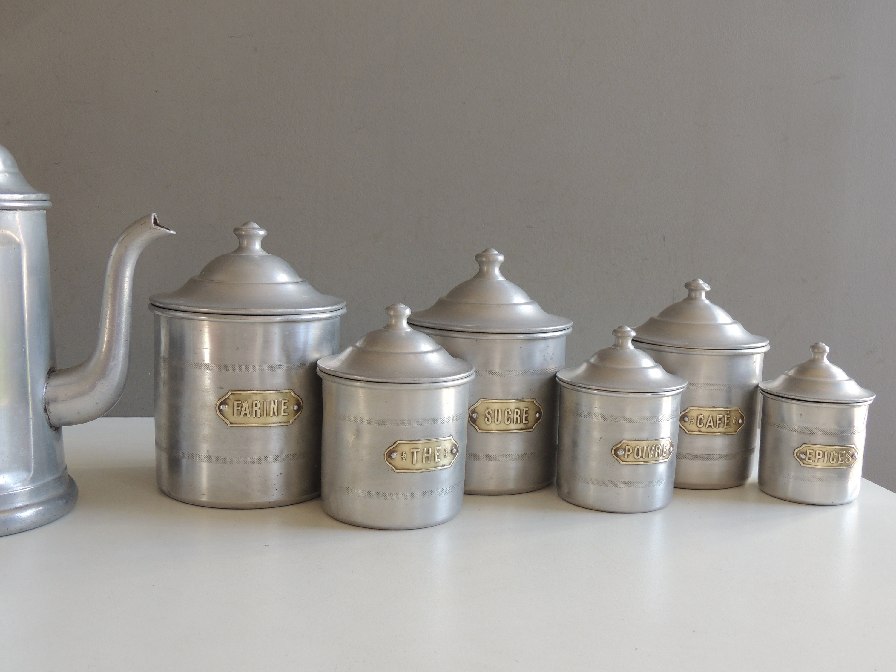 Superbe Série de 6 Pots à Épices en Aluminium et Petites Plaques Laiton Pour Le Nom Des/Boite Cuisin
